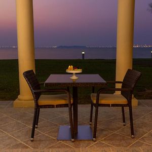 Deluxe Beachfront Suite